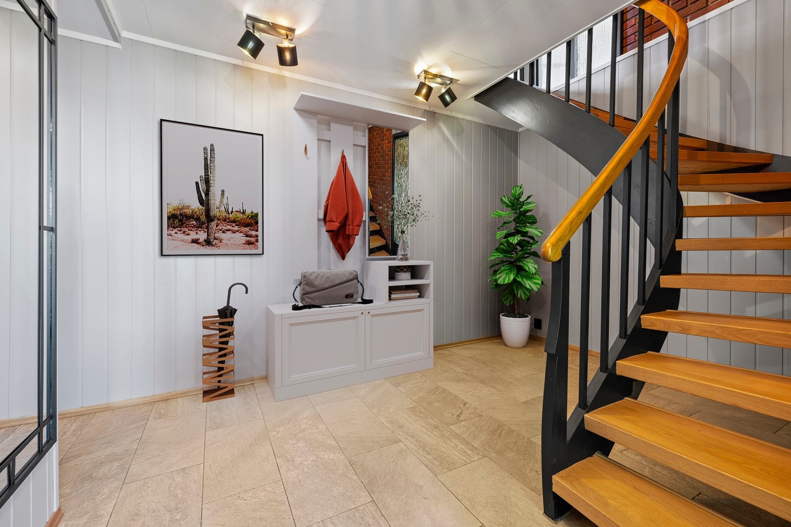 I hallen er det garderobe, adkomst til bod og teknisk rom med opplegg for vaskemaskin Galleribilde