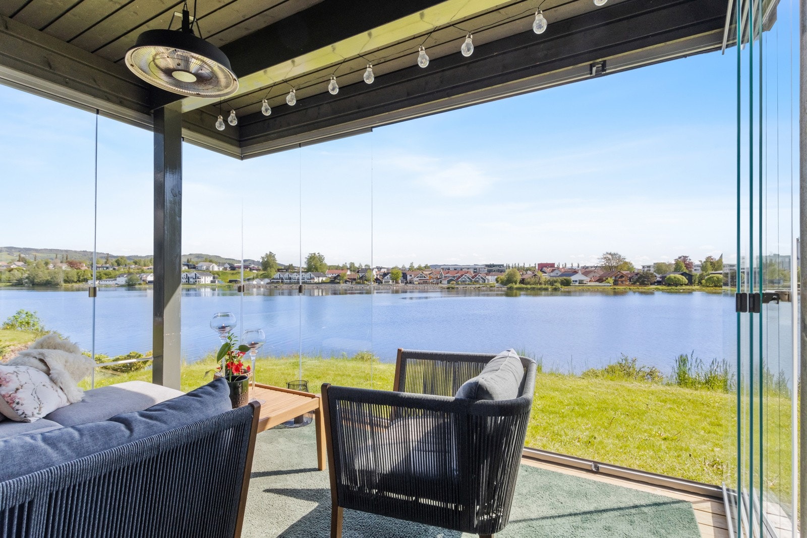 Leilighet på 91 kvm bra med 3 soverom og 2 verandaer - 1 på hver side av huset - slik at solen kan nytes fra morgen til kveld. Verandaen med utsyn over elven er innglasset. Galleribilde