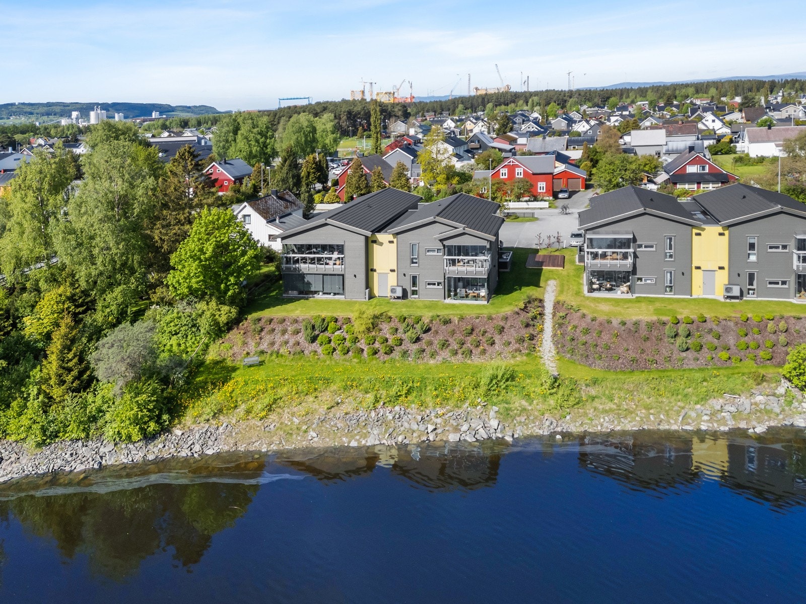 Velkommen til Gamle Ferjeveg 9 - nyere 4-roms leilighet med fantastisk beliggenhet langs Verdalselva. Innglasset veranda. Vannbåren varme. Garasje. Galleribilde