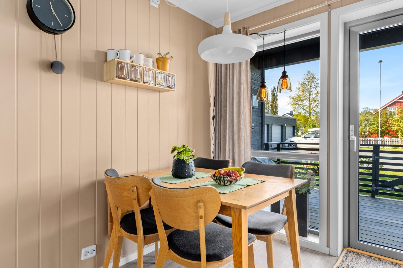 Store vindusflater ved spiseplass, samt over kjøkkenbenk. utgang til egen hjørneveranda. Galleribilde