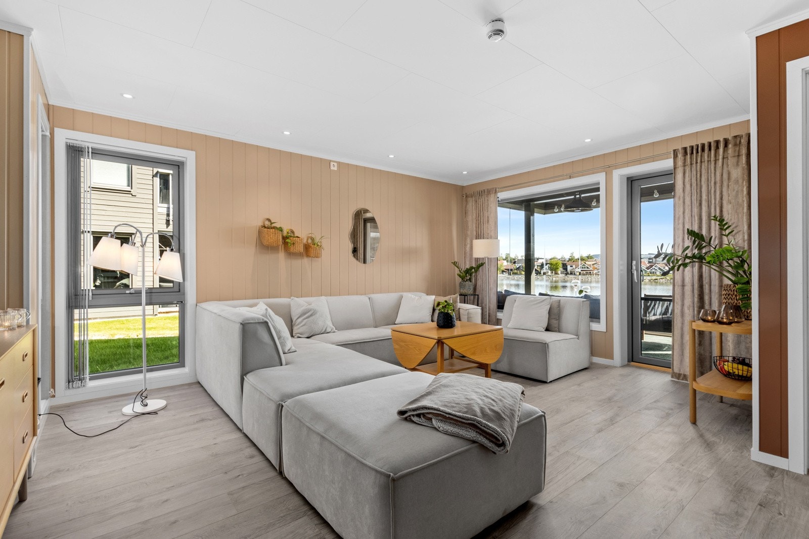 Flere store vindusflater i leiligheten gir godt med lysinnslipp og at man kan nyte utsikten fa sofaen. Galleribilde