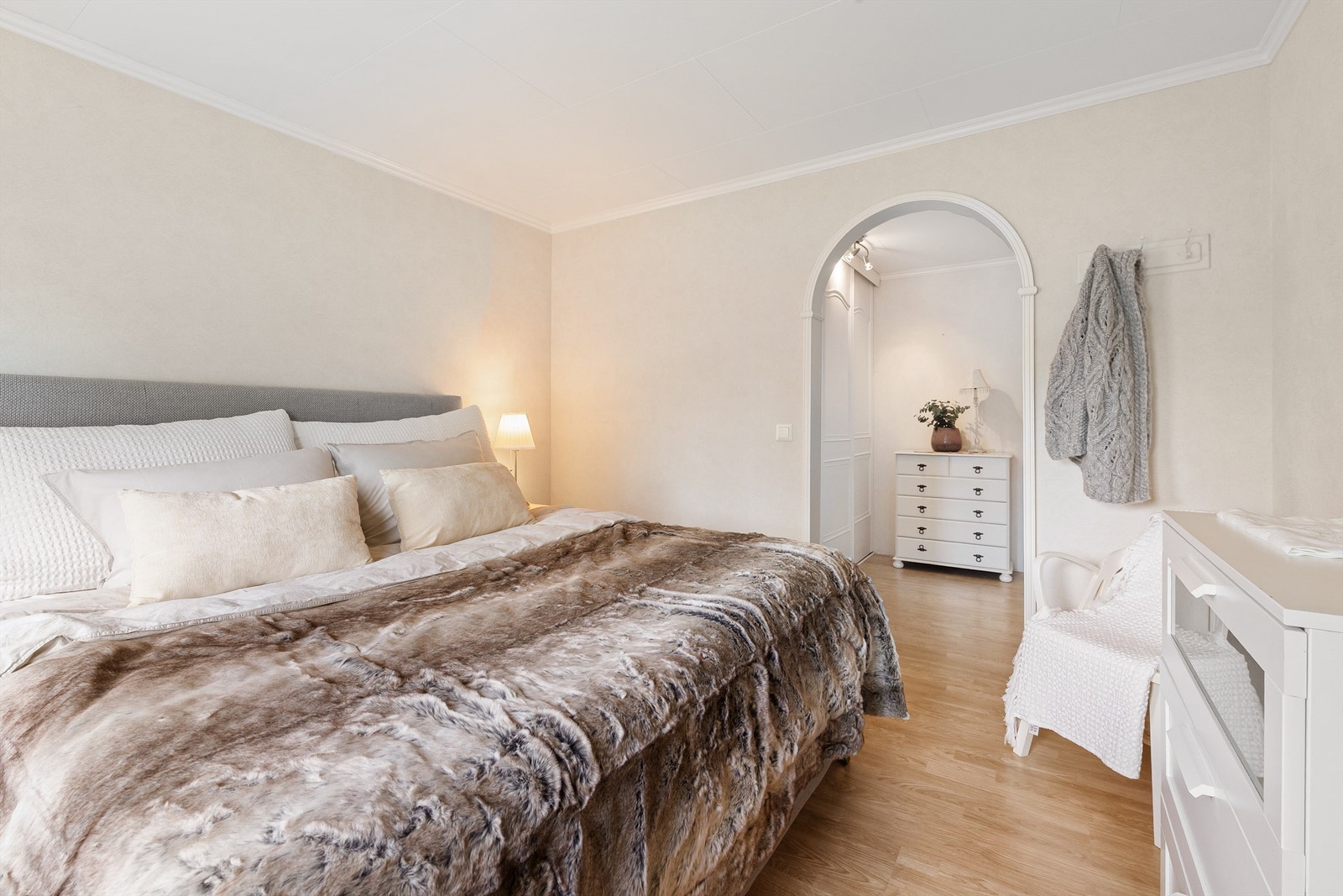 Hovedsoverom har walik-in garderobe. Galleribilde