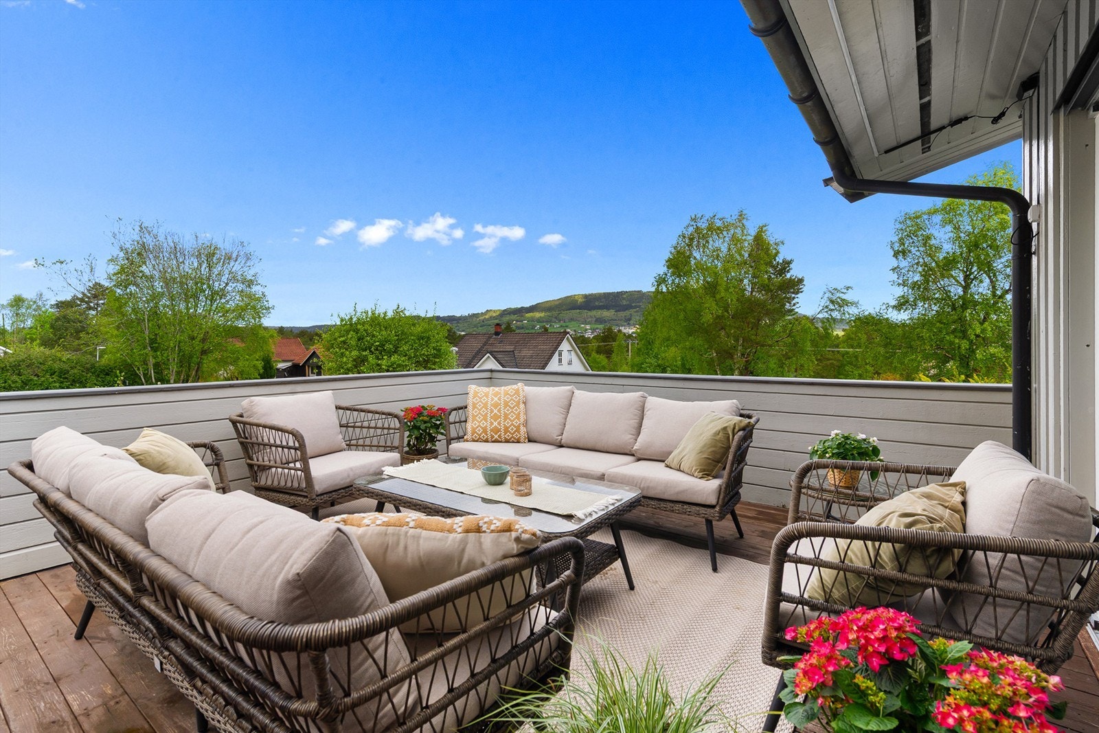 Stor solrik terrasse med utgang fra stue. Galleribilde