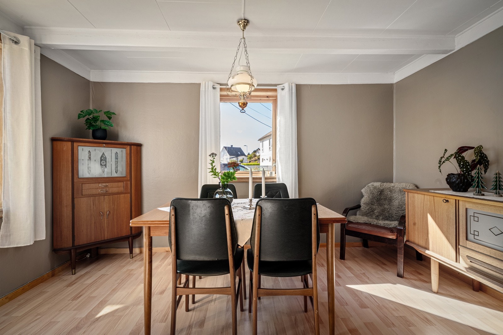 Koselig separat spisestue med god plass til spisebord m.m. Galleribilde