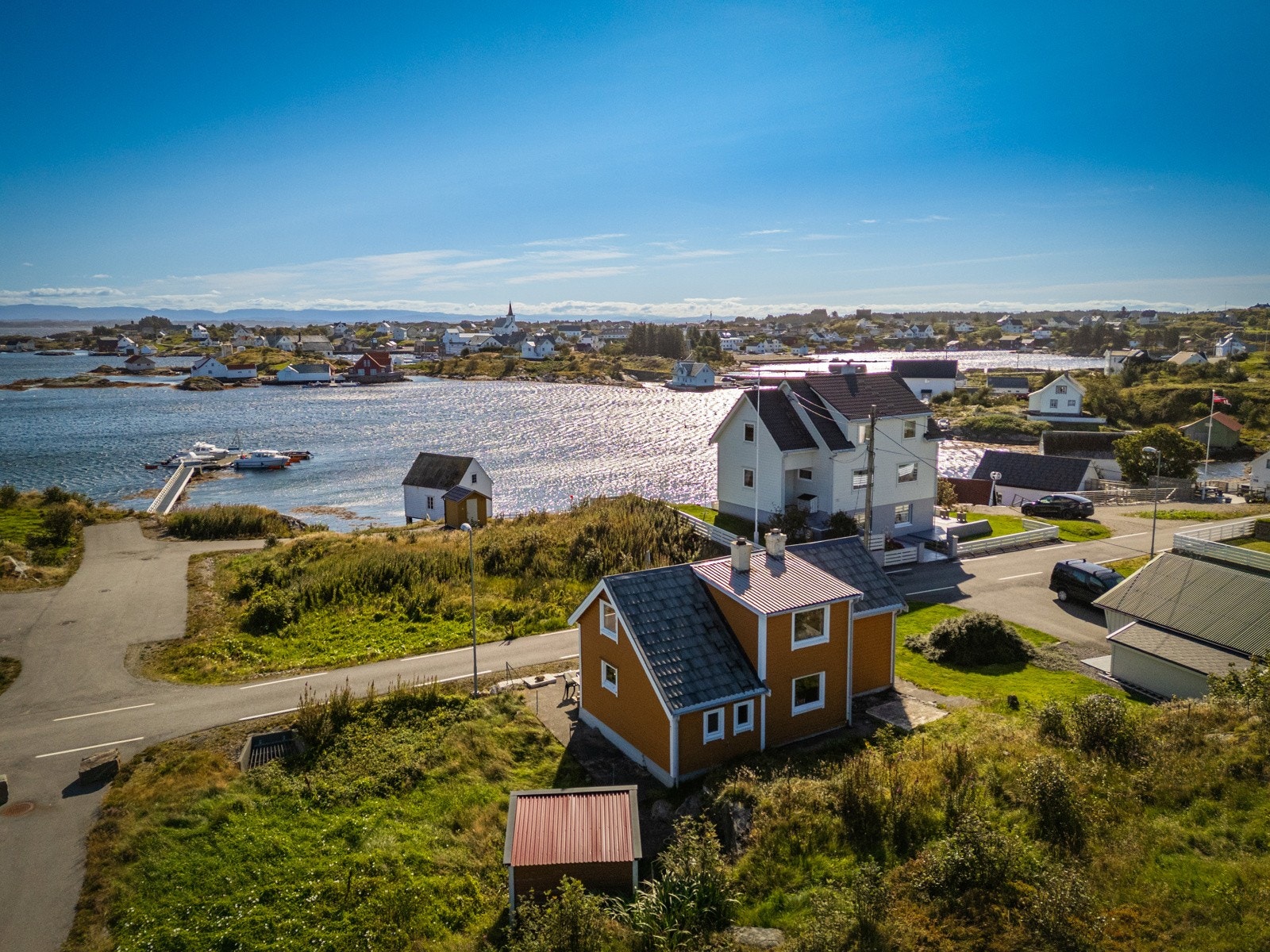 Eiendommen består av tre bruksnummer (bnr. 34, 180 og 86). Fra hytten har man kort avstand til naustet. Galleribilde
