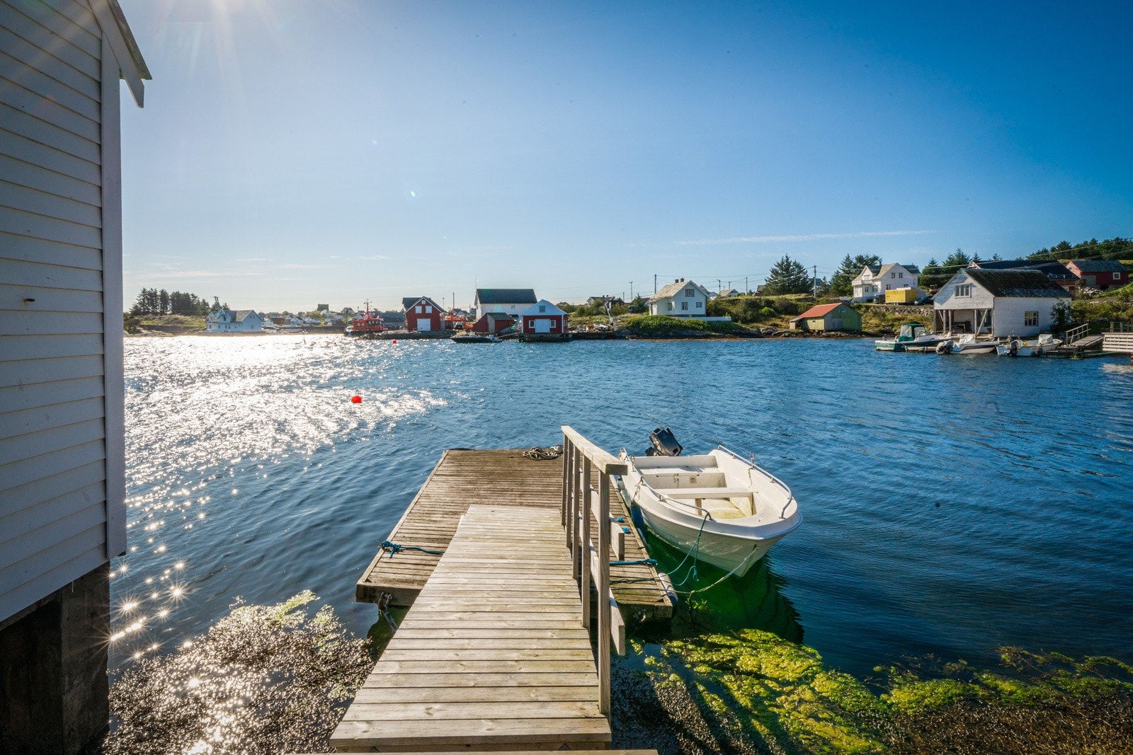 Tilhørende naustet er det flytebrygge hvor man kan plassere båten. Galleribilde