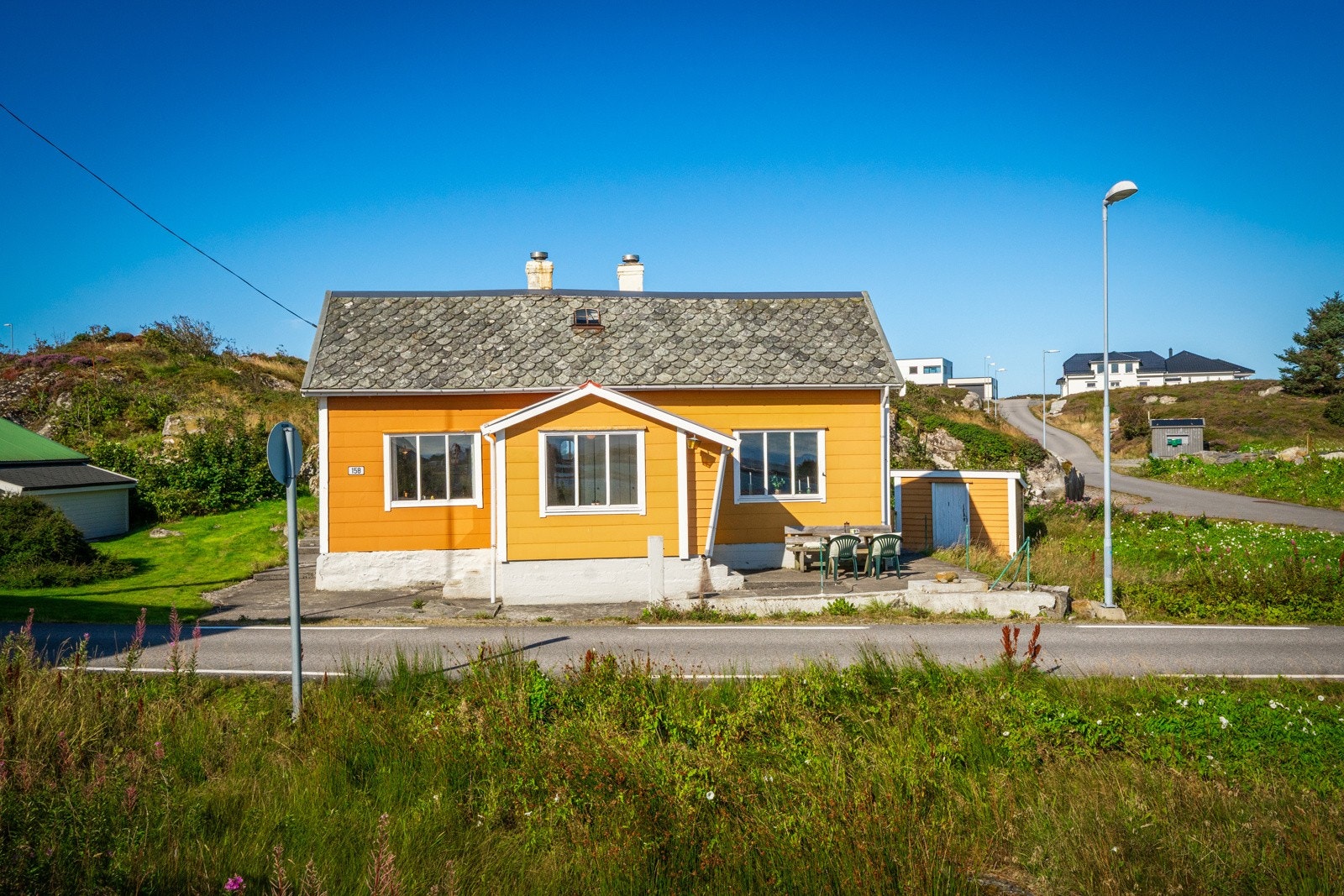Hytten/ boligen ligger fint til langs Mulevegen på Fedje. Galleribilde
