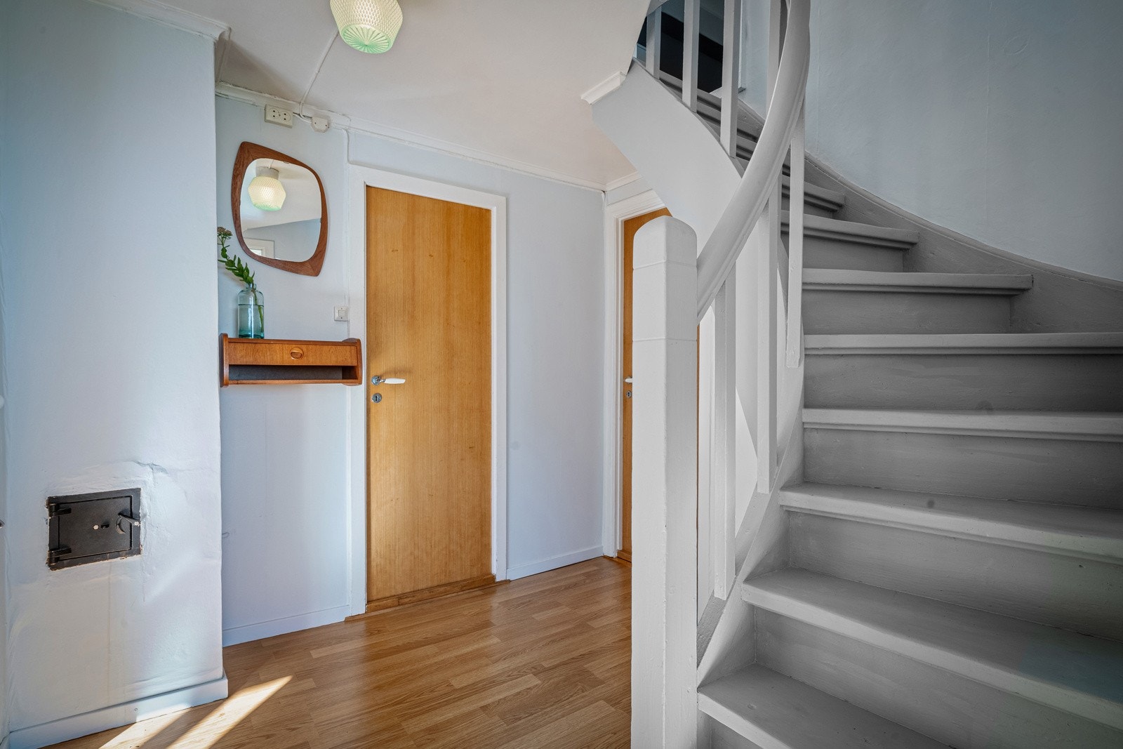 Hall/ trapperom opp til loftetasjen. Galleribilde