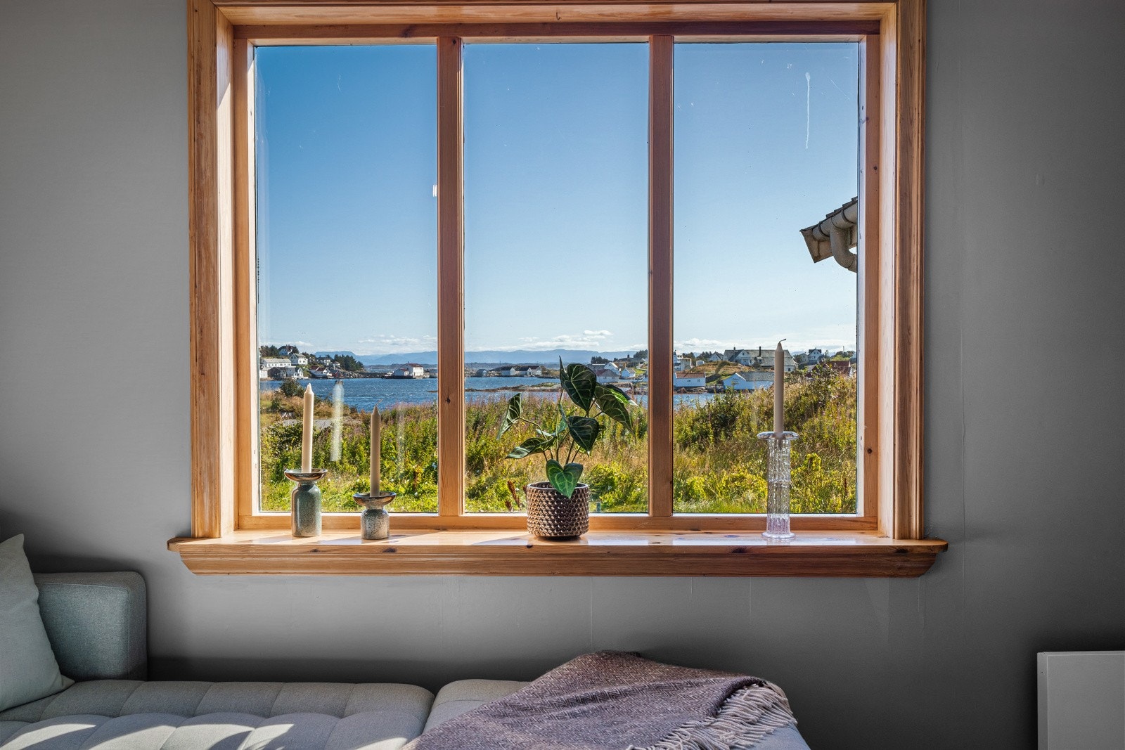 Fra stuen har man flott utsikt til innseilingen til Fedje. Galleribilde