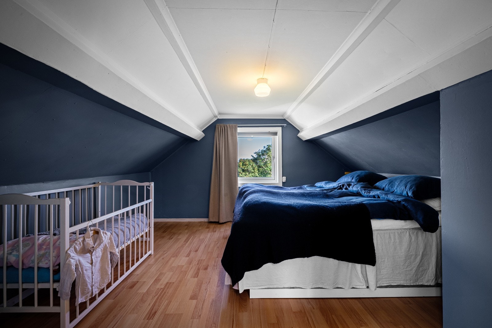 Stort hovedsoverom med god plass for dobbeltseng. Galleribilde