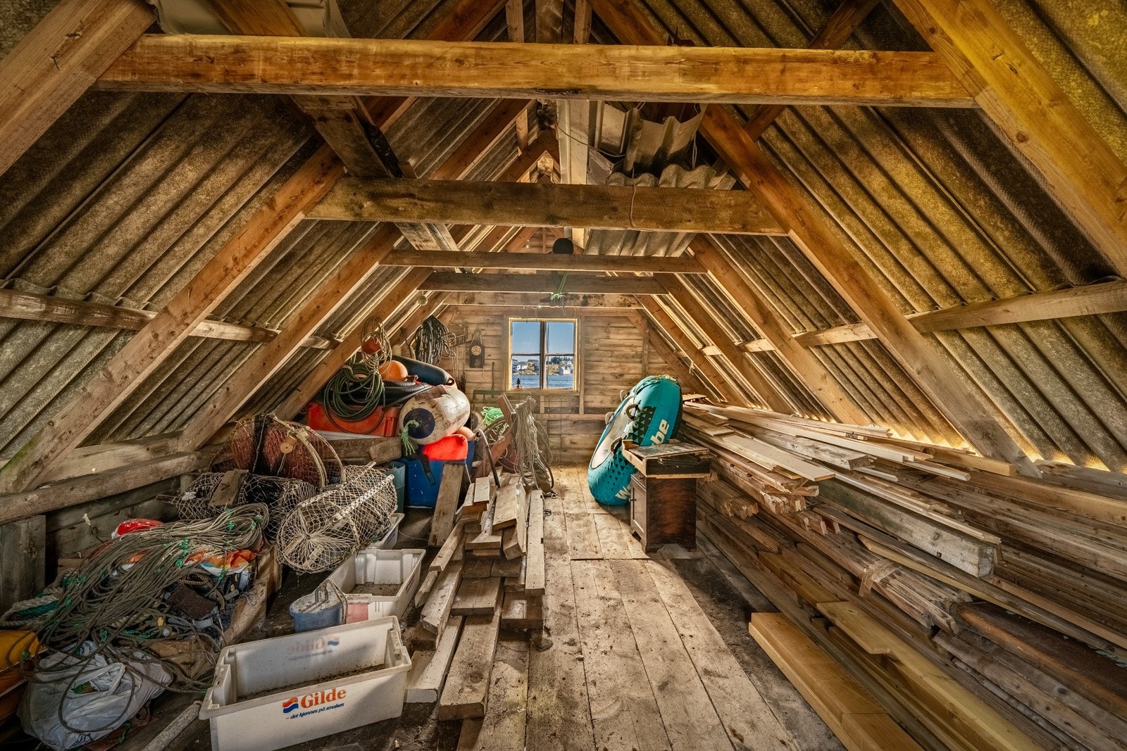 Loftetasje i naustet. Naustet byr på god lagringsplass for bl.a. maritim bruk. Galleribilde