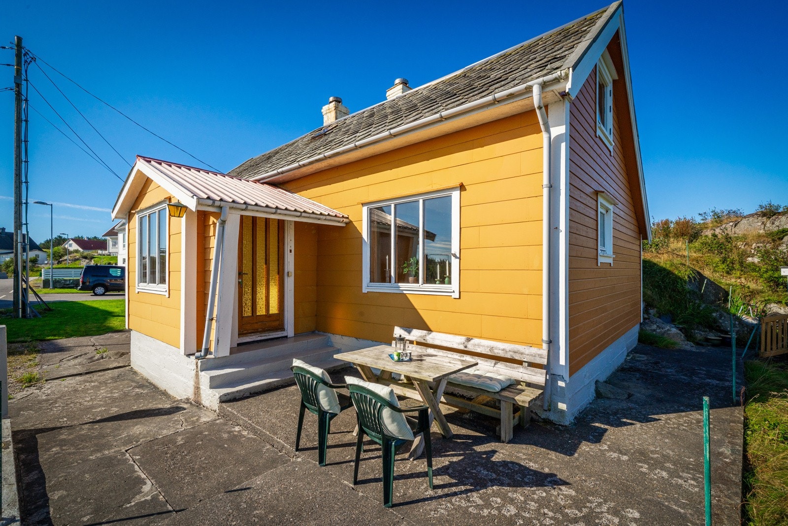 Rundt hytten har man flatt areal med platting hvor man kan sitte å nyte solen. Galleribilde