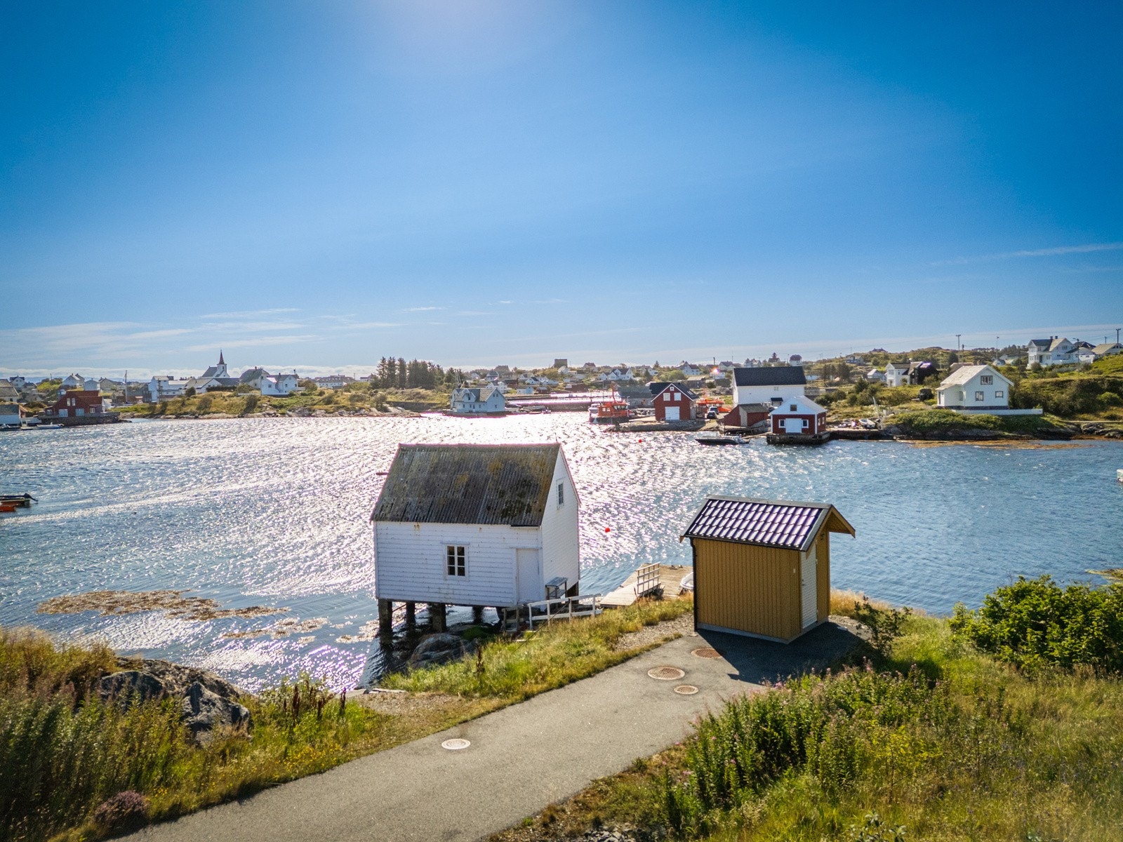 Med tilhørende naust like ved har man her gode muligheter for å kunne dra ut for å dra inn storfisken eller bare nyte sommeren ved sjøkanten. Galleribilde