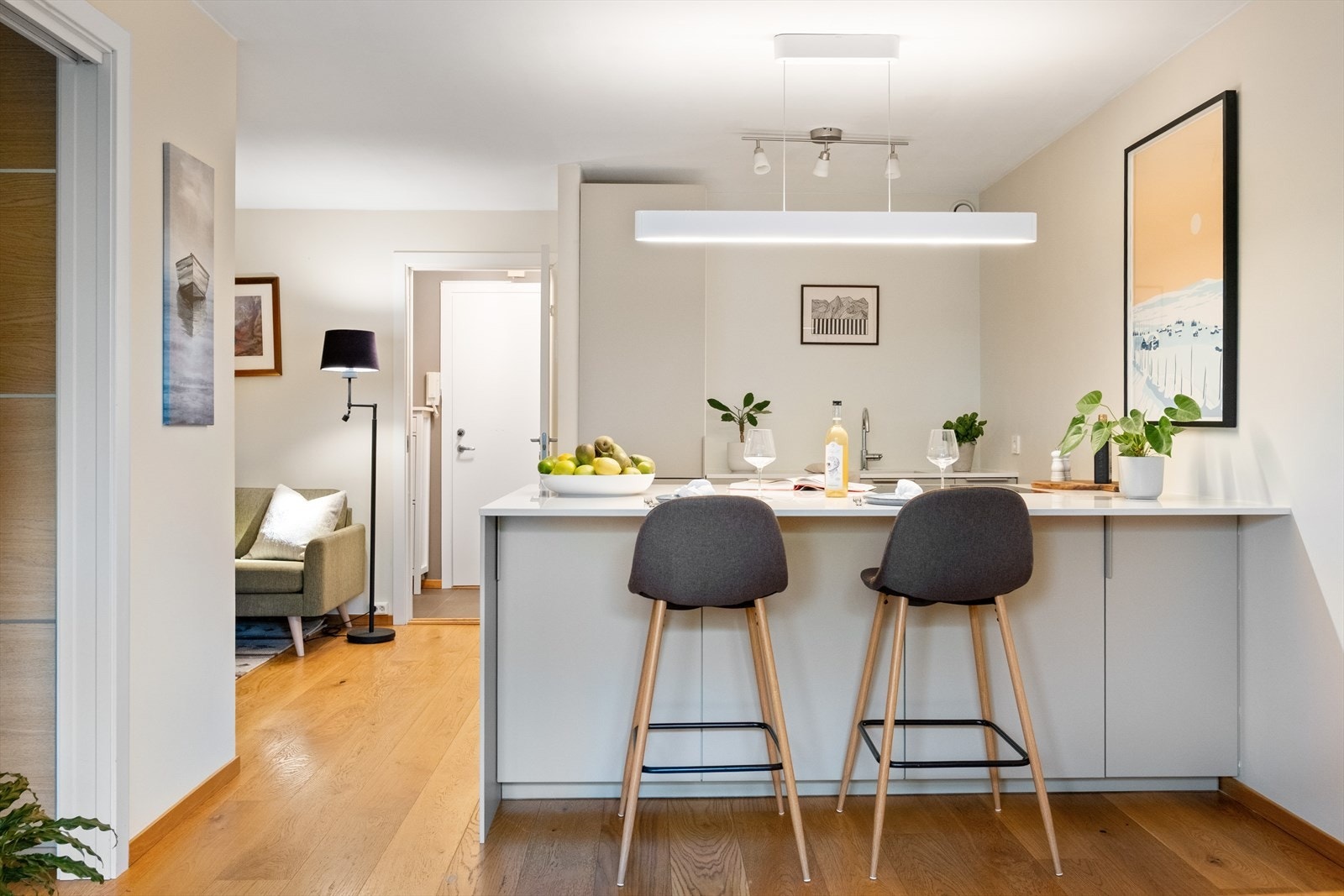 En lekker 2-roms leilighet med en stor og solrik terrasse på hele 9 m² - beliggende i et meget attraktiv område meg kort vei til bhg, skoler, marka, t-bane og buss samt en sammenhengende gang- og sykkelvei som strekker seg helt inn til Oslo Galleribilde