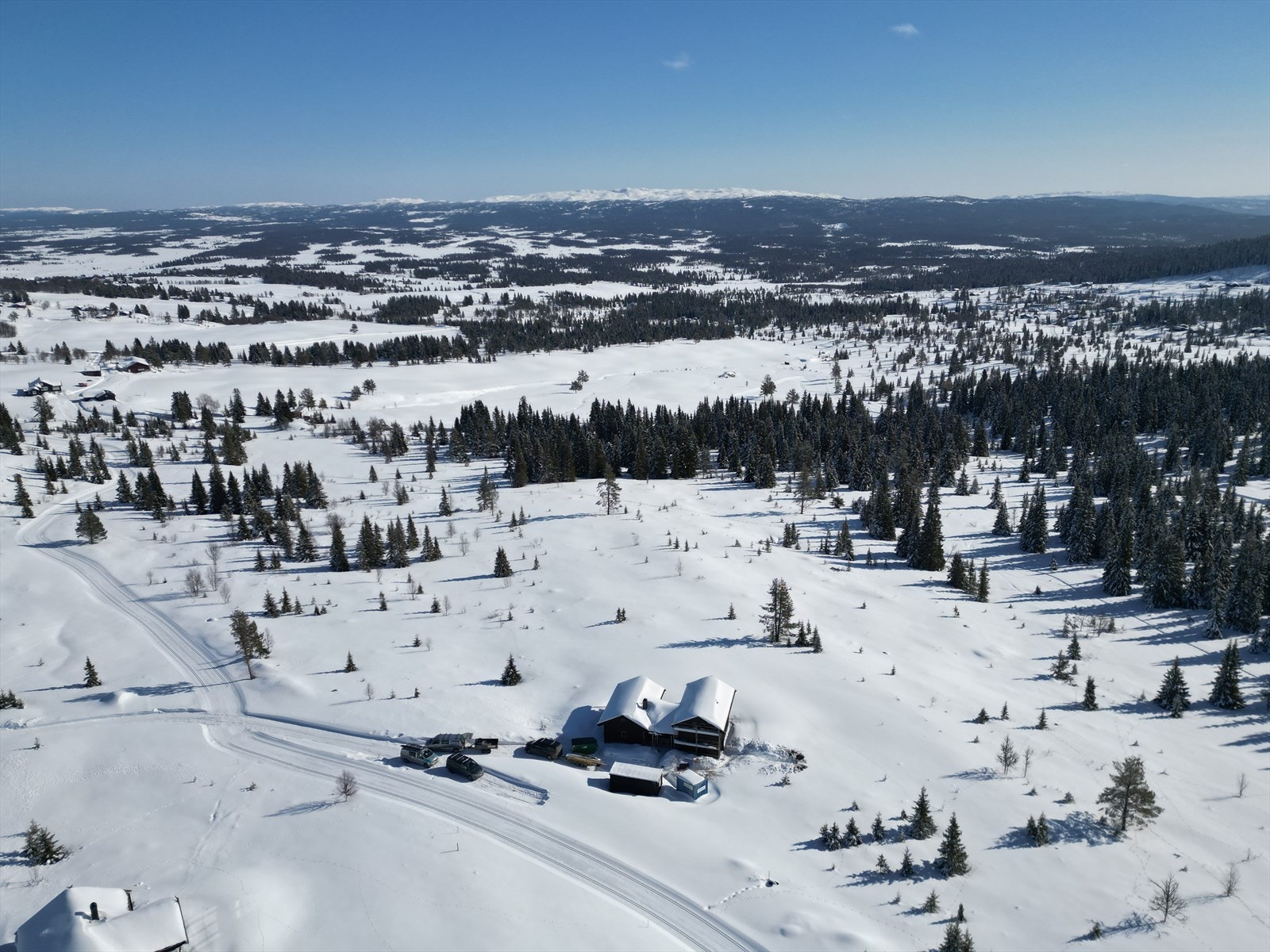 Tomtene er beliggende på hhv. ca. 957 og 967 moh. og har en uslåelig utsikt mot bl.a Nystølfjellet. Galleribilde