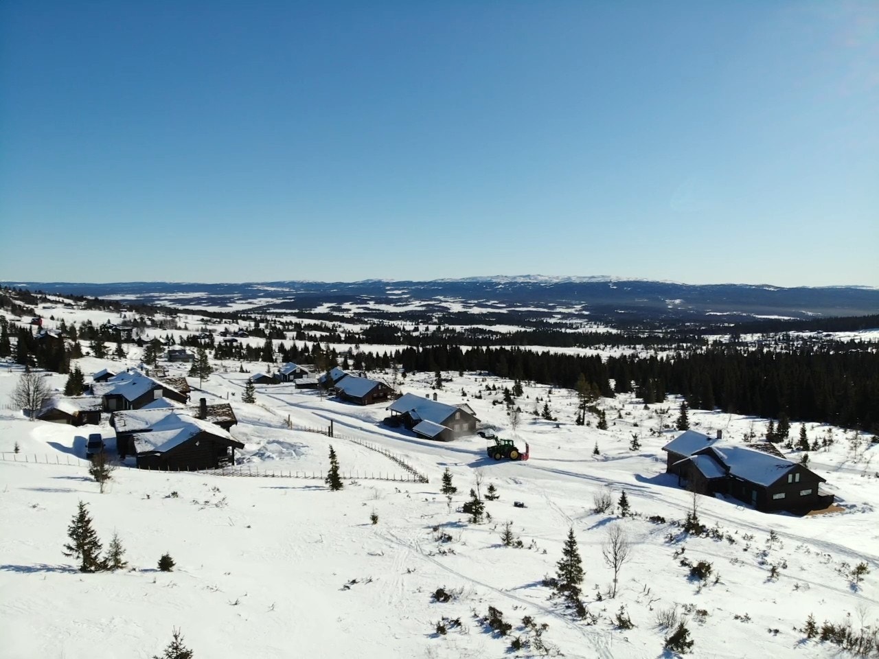 Tomtene ligger ca. 960 moh. og ligger i et snøsikkert område med tråkkede skiløyper hele sesongen. Galleribilde