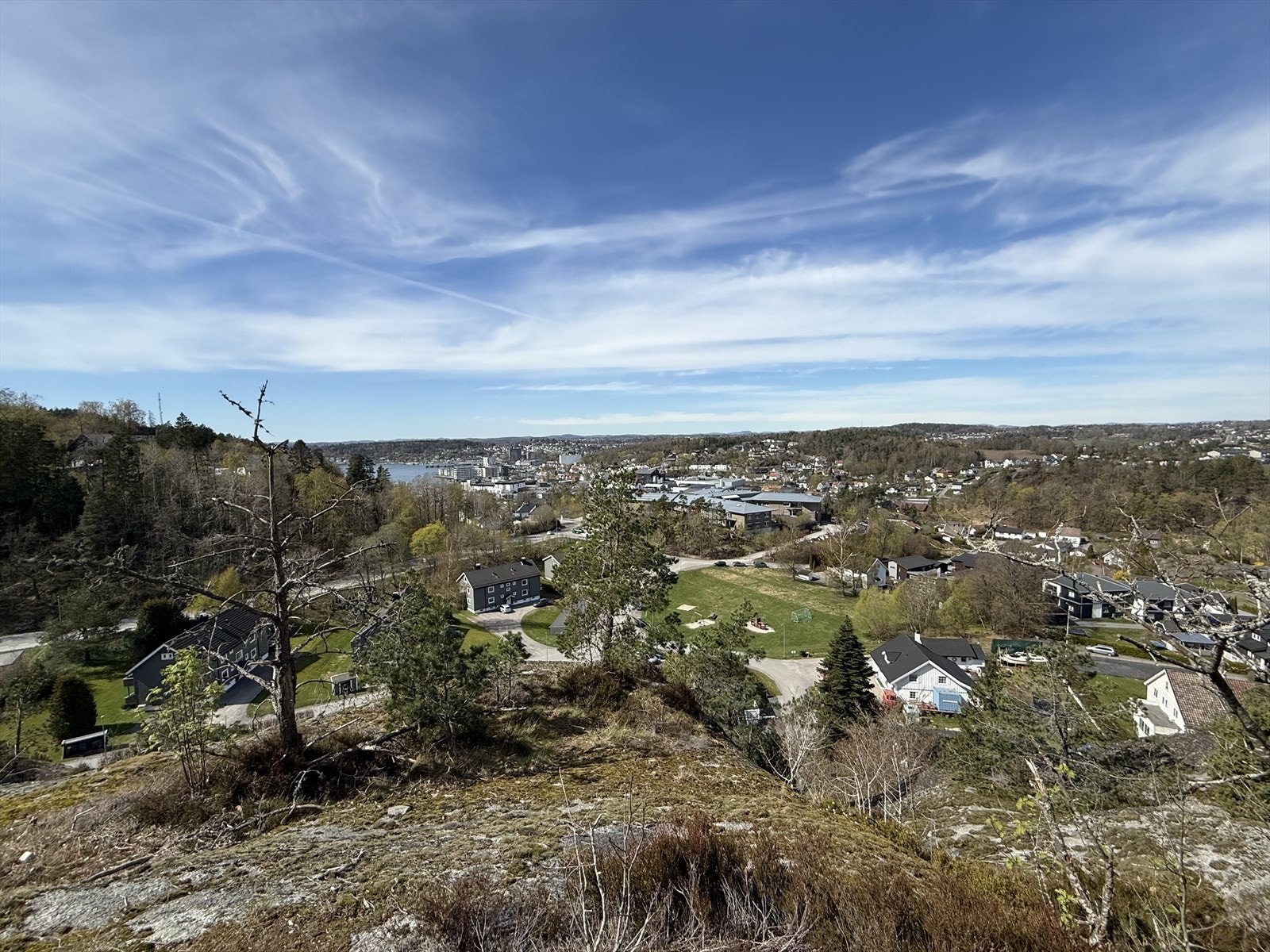 Bare noen minutter etter at du går ut fra ytterdøren har du mulighet til å ha denne fantastiske utsikten over Sandefjord, og havnebassenget!
Bildet er tatt av selger. Galleribilde