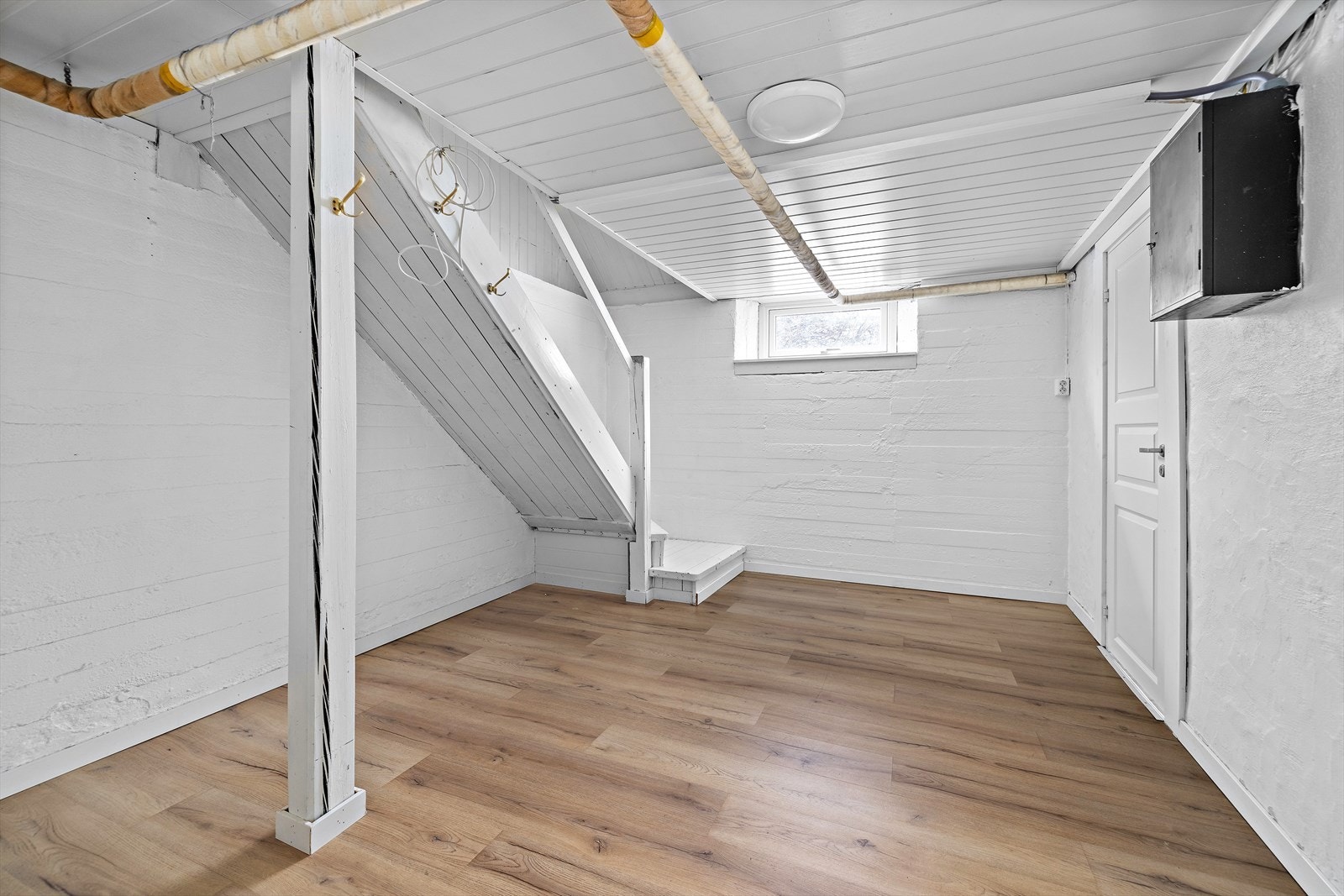 Kjelleretasjen er innredet med flere disponible rom og egen trappenedgang. Galleribilde