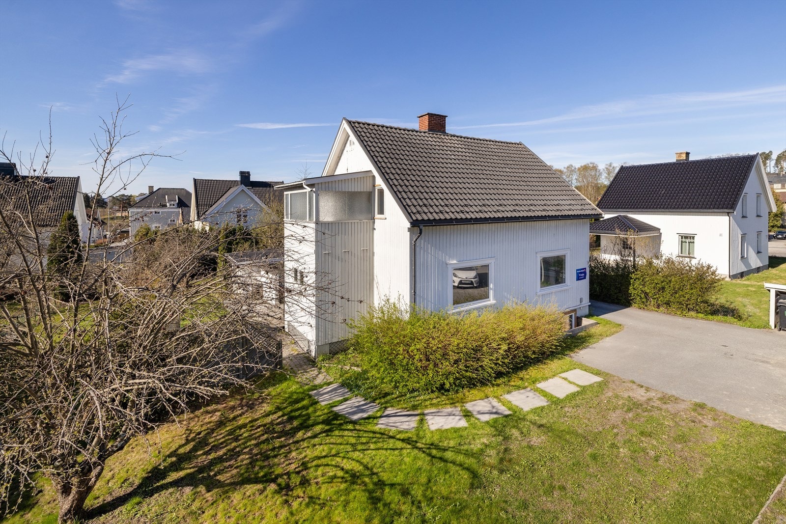 Eiendommen har en stor og skjermet hage Galleribilde