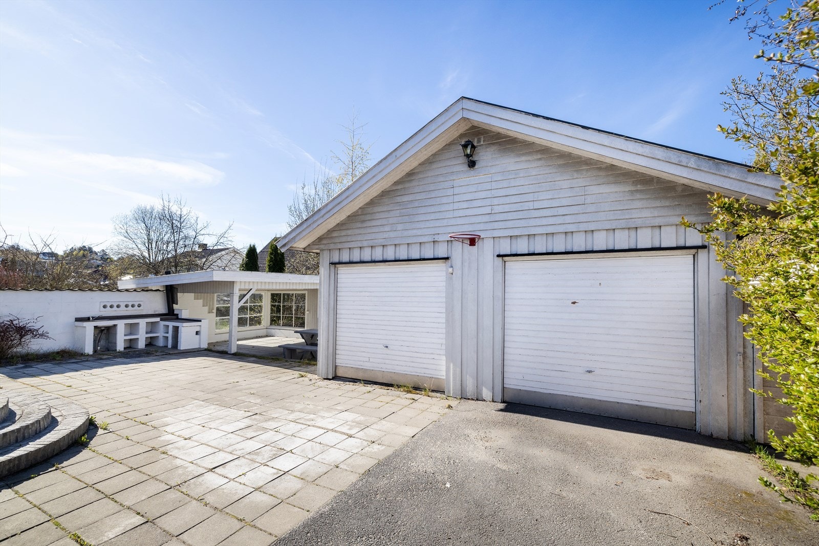 I gårdsplassen er det en dobbelgarasje og gode parkeringsmuligheter. Galleribilde