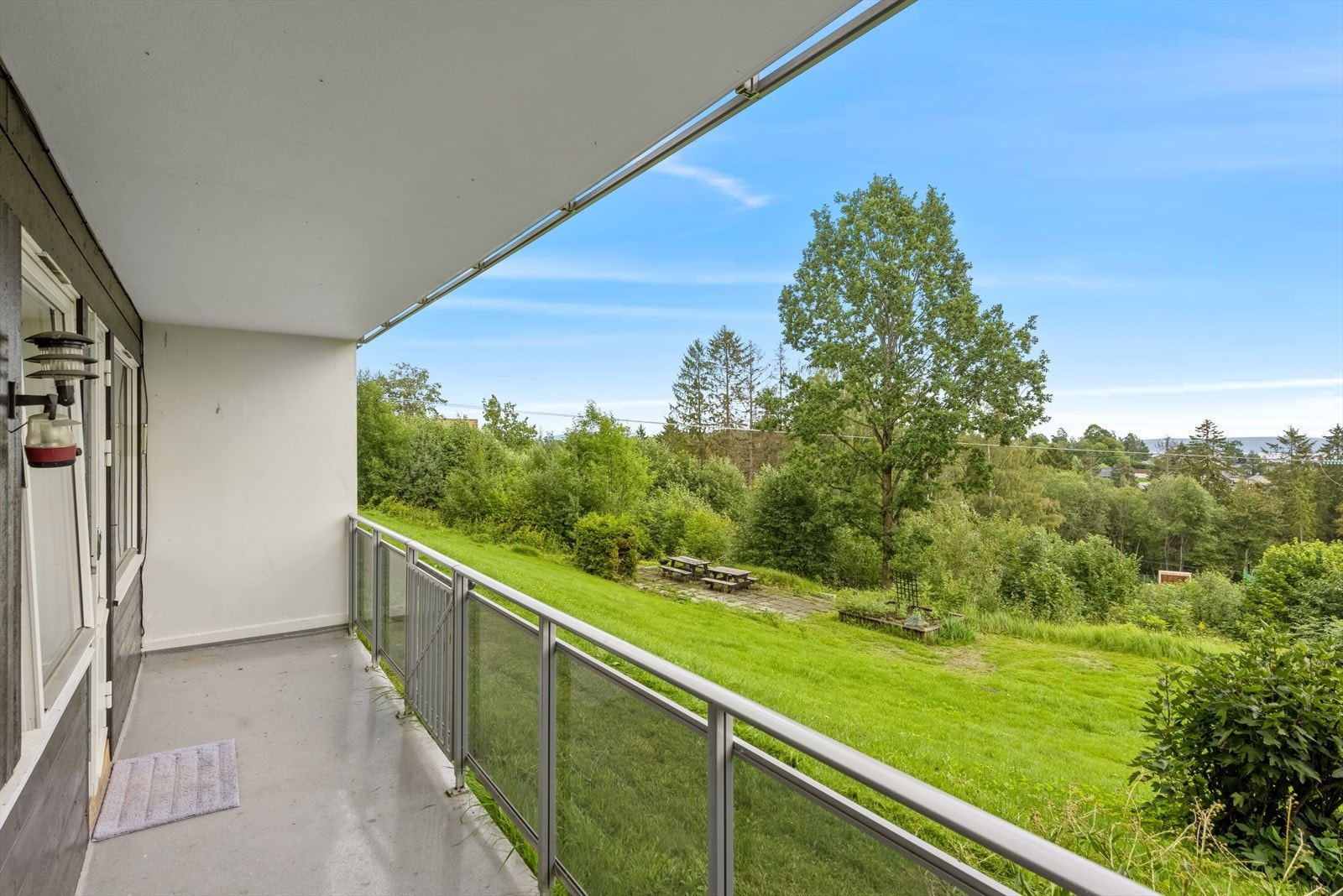 Fra stuen er det utgang til en hyggelig balkong Galleribilde