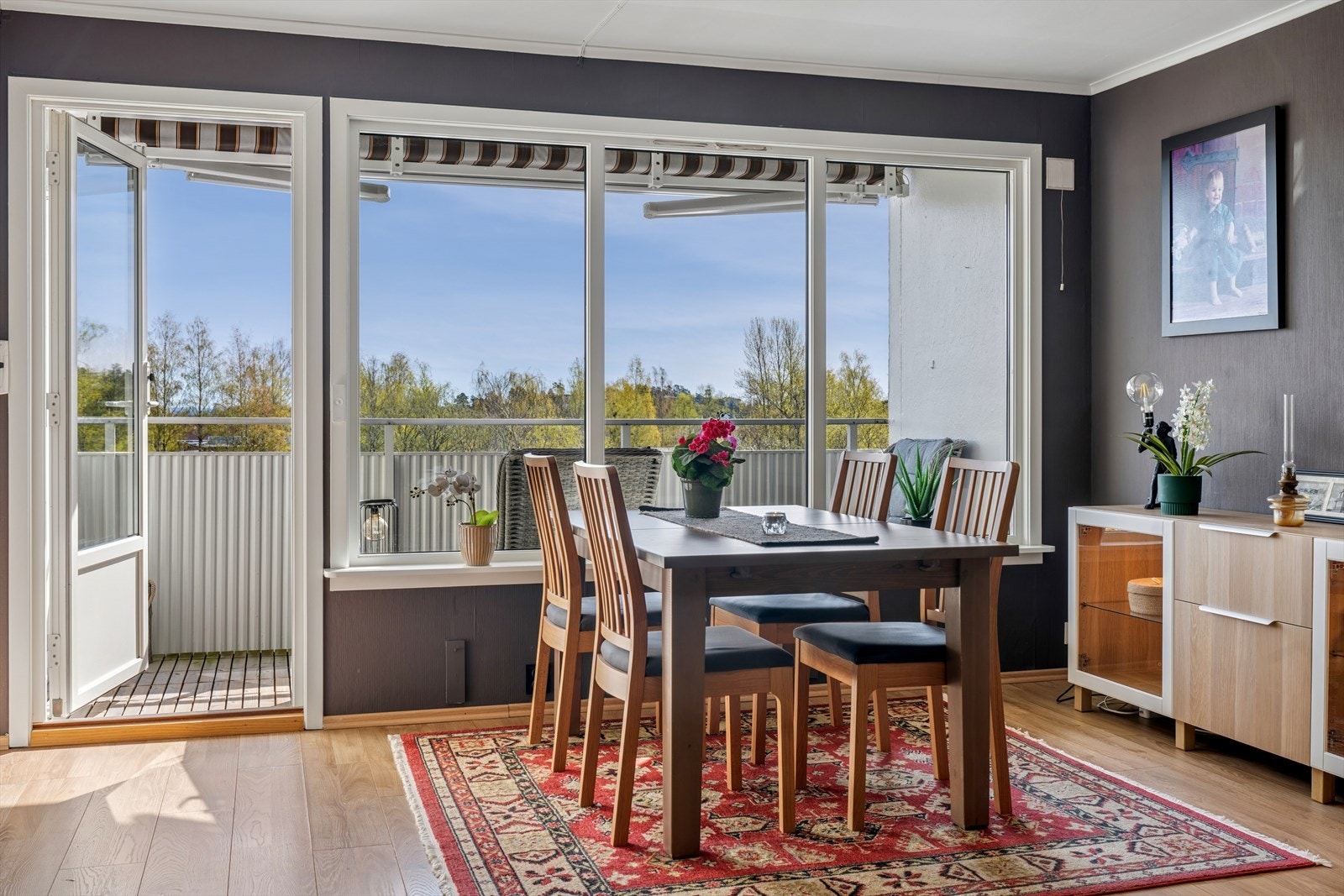 Det er god plass til spisebord i stuen. Galleribilde