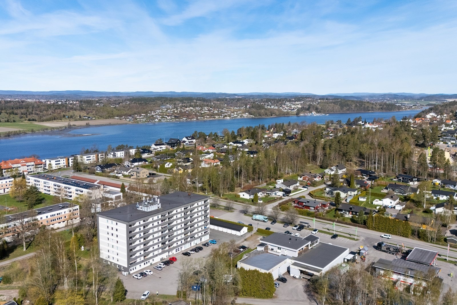 Leiligheten ligger i 6. etasje i høybygget, med sentral og attraktiv beliggenhet på Vestskogen, like ved turområder, dagligvarebutikken, frisør og bussholdeplass. Galleribilde