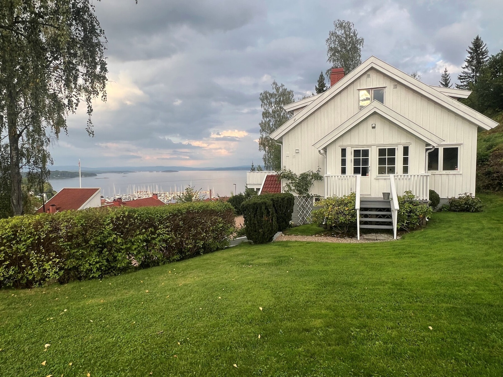 Boligen har frodig hage med stor gressplen egnet for lek og moro. Galleribilde
