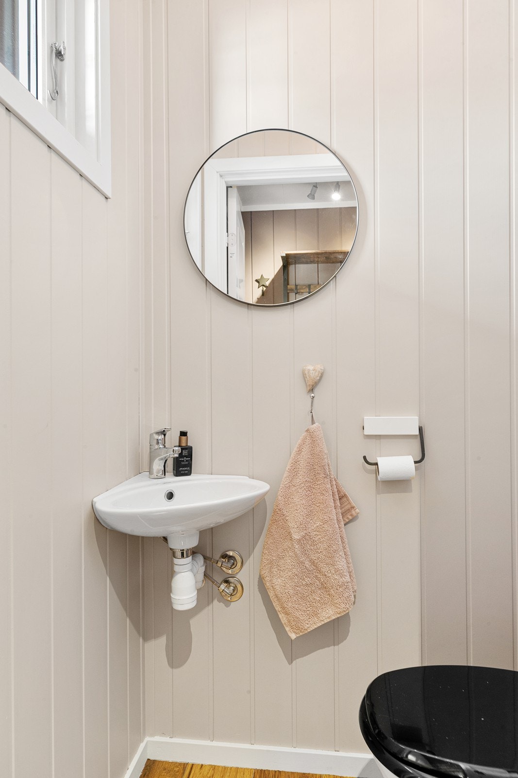 WC befinner seg på eget toalettrom Galleribilde