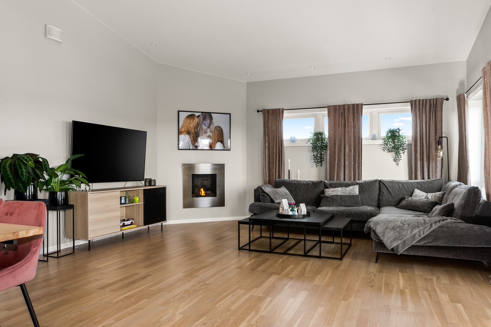 God plass for stor sofa! Galleribilde
