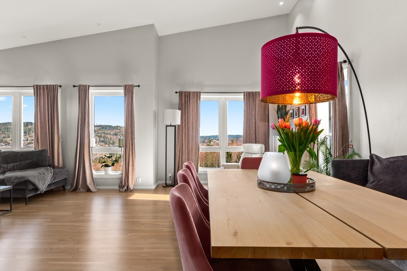 Spisestue og stue i åpen løsning med fantastisk fin utsikt! Galleribilde