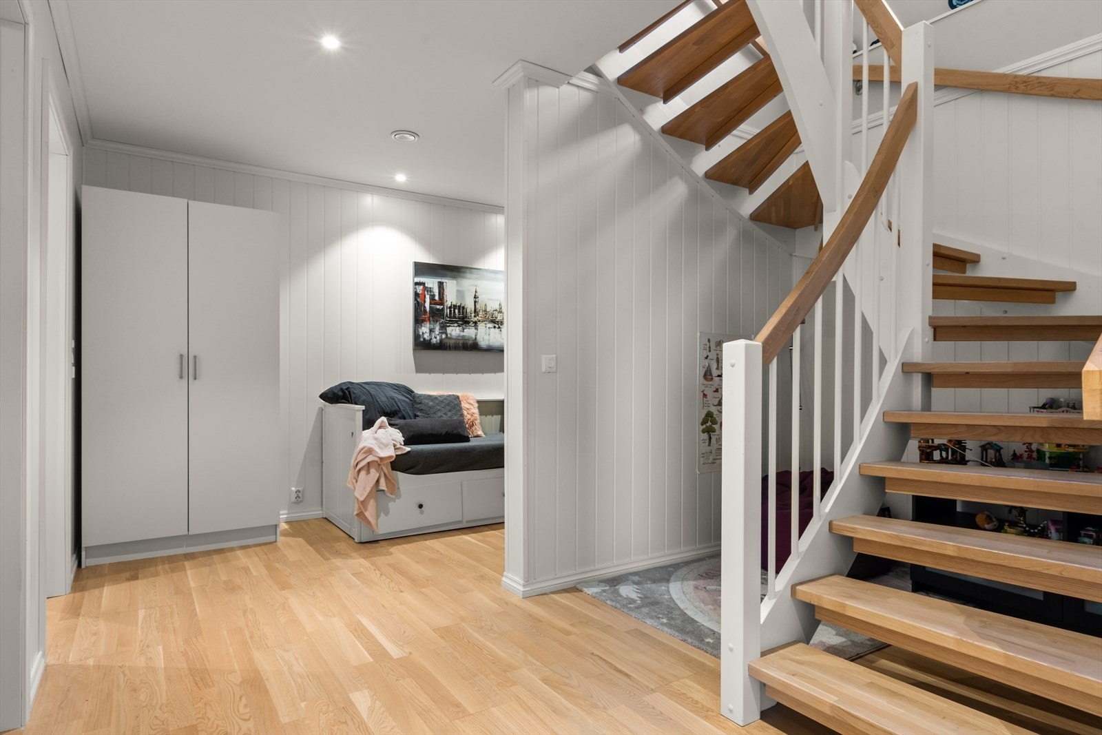 Liten kjellerstue, perfekt for barn. Trapp opp til 1. etg. Galleribilde