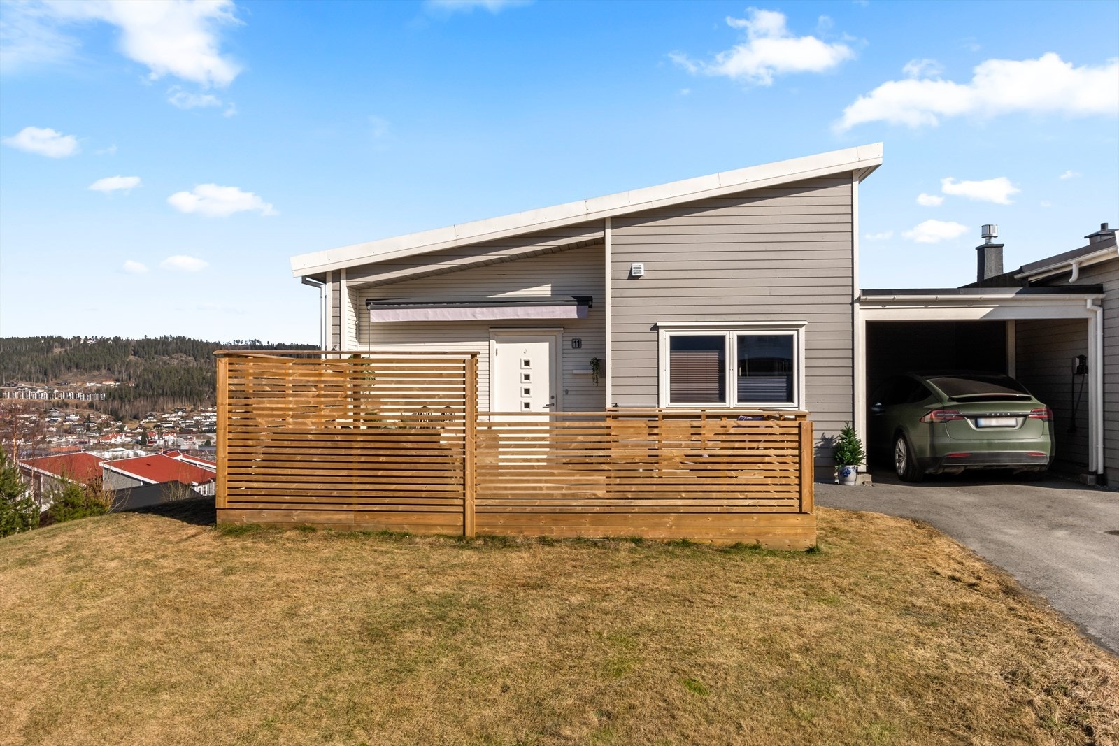 Carport med sportsbod og el-bil lader. Galleribilde