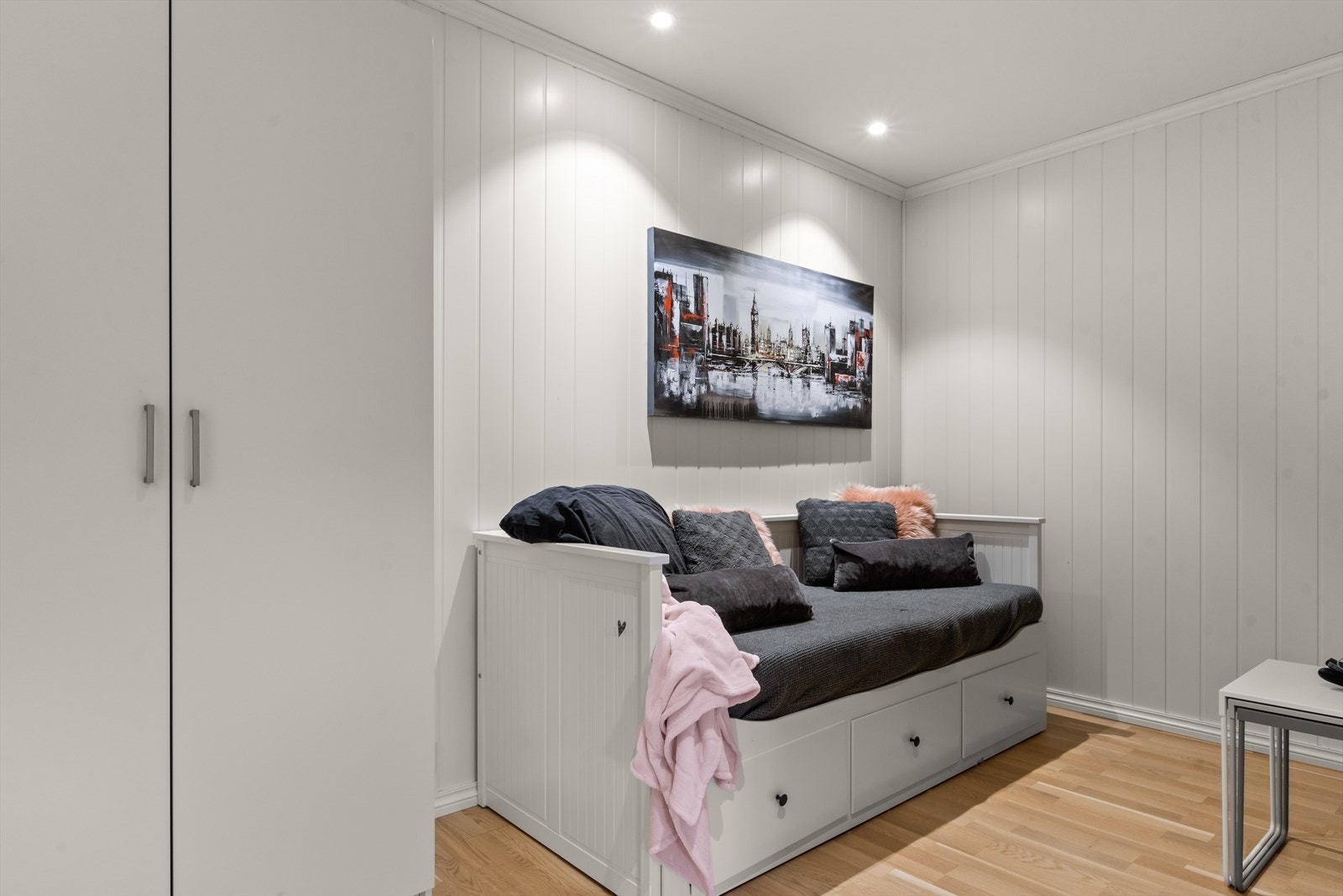 Plass til sofa og tv. Galleribilde