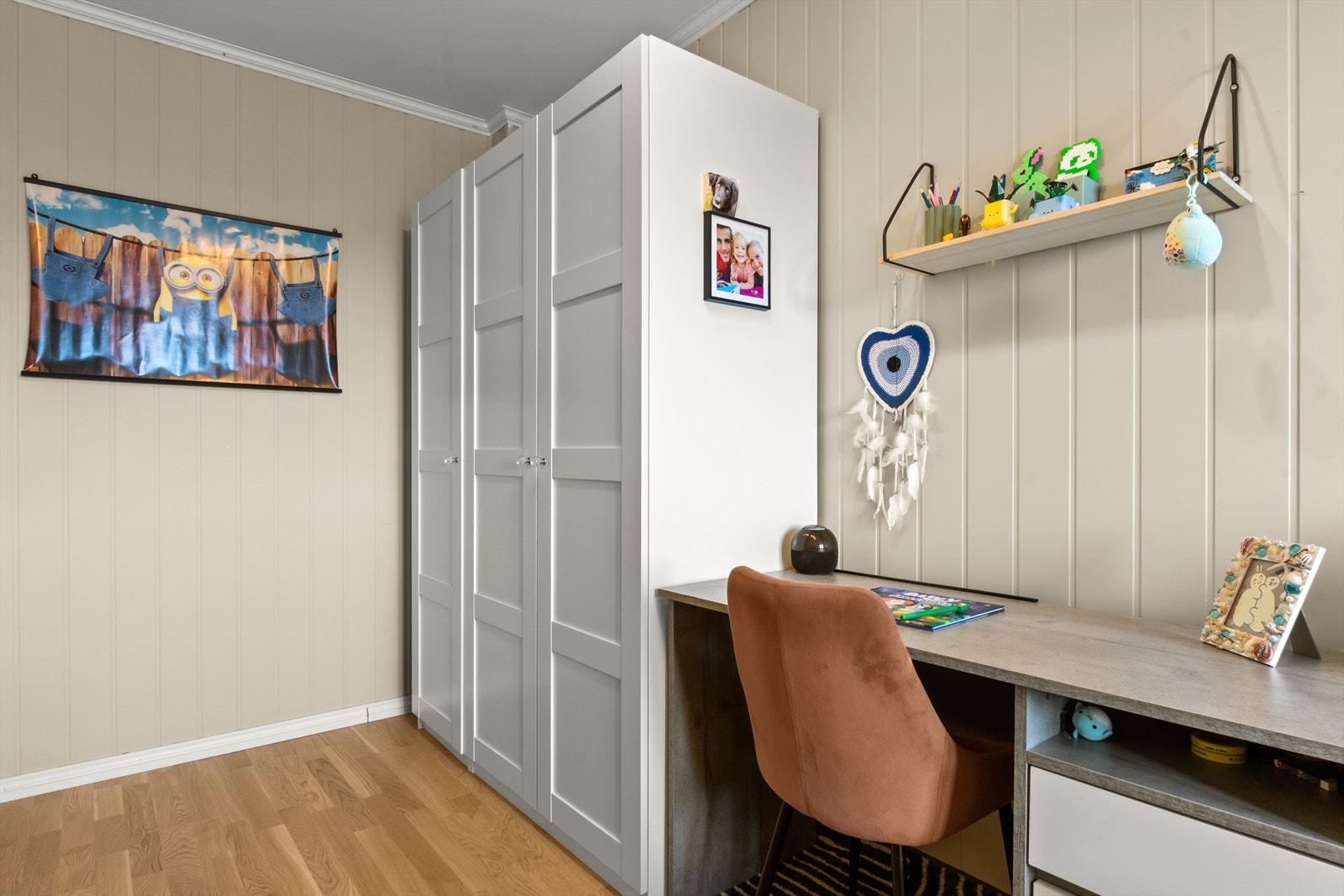 Nok plass for både stor skap og skrivebord. Galleribilde