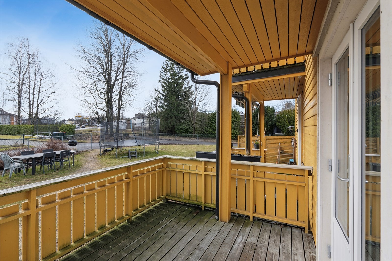Verandaen har god størrelse og møbleres enkelt med koselig loungegruppe Galleribilde