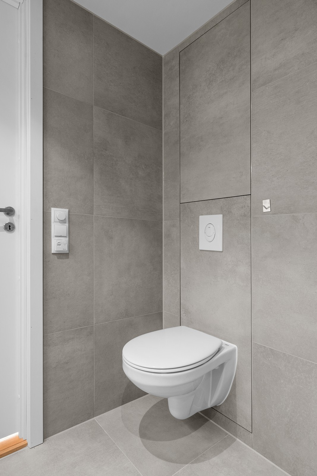 Badet har vegghengt toalett for enklere renhold, og det er klargjort med opplegg for vaskemaskin. Galleribilde