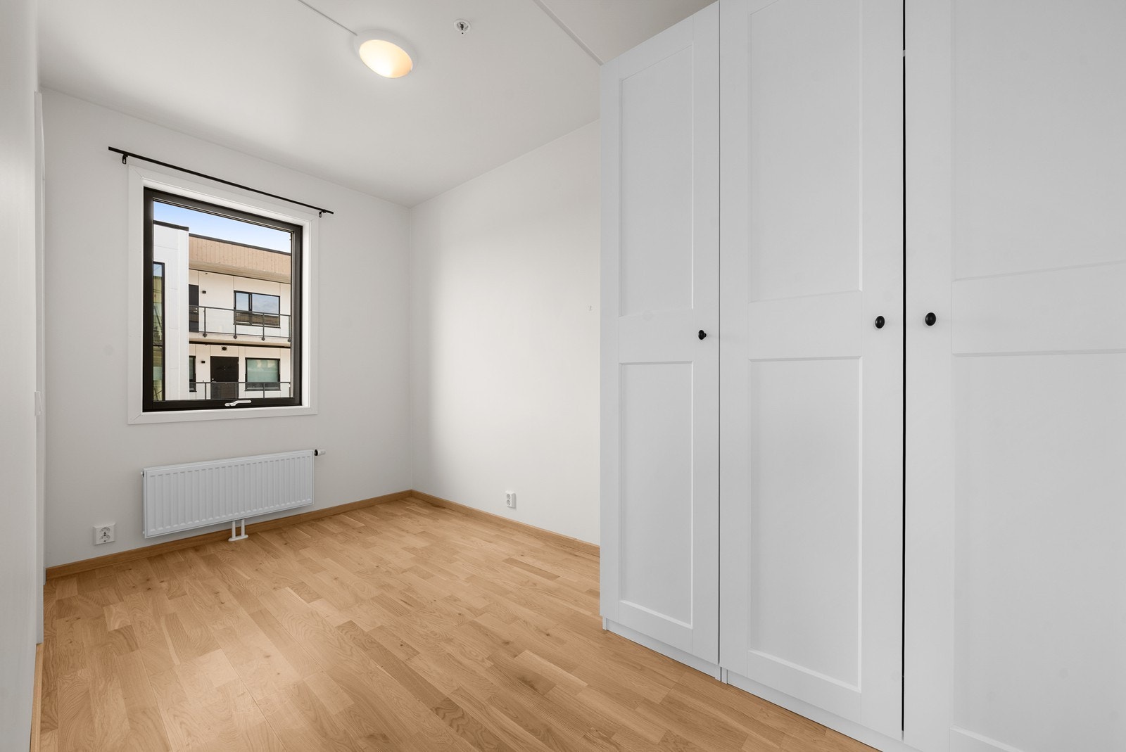 Gjennomgående materialvalg med parkettgulv og finerte gulvlister også på soverommet. Galleribilde