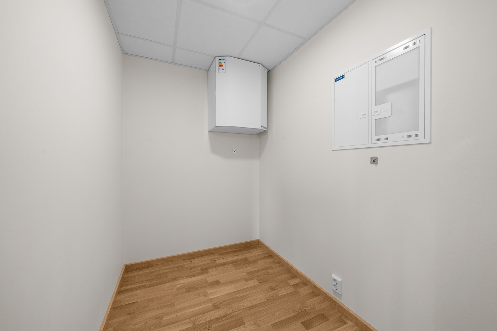 Den interne boden gir praktisk lagringsplass og huser sikringsskap og aggregat for balansert ventilasjon. Galleribilde