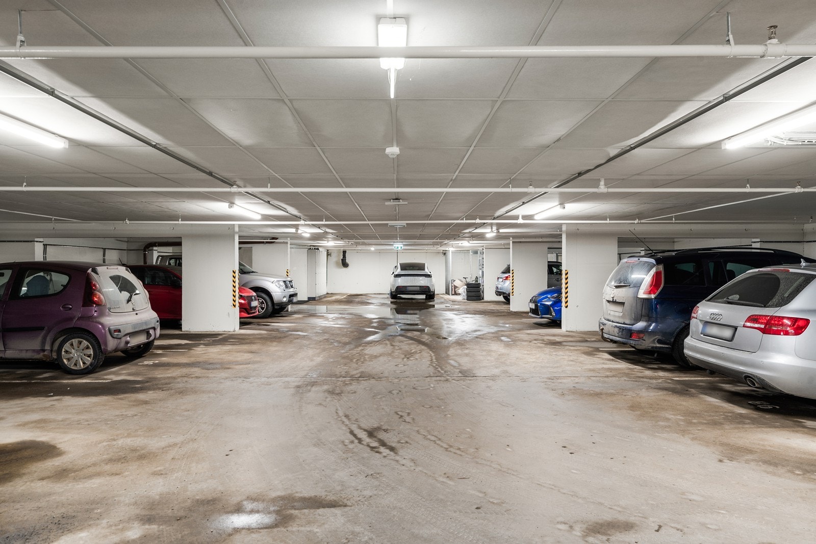 Med leiligheten følger en fast garasjeplass med elbillader i felles, lukket anlegg. Galleribilde