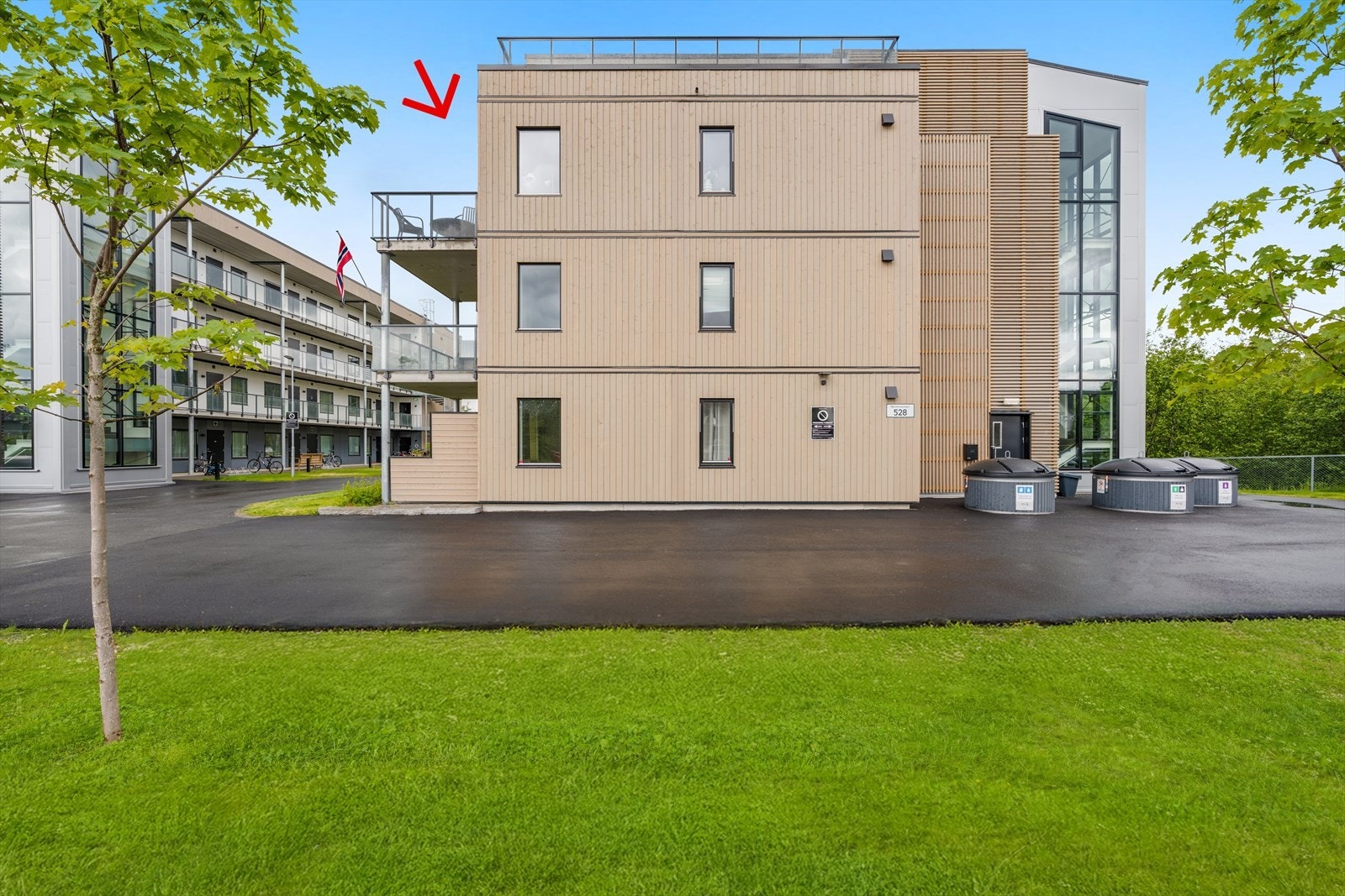 Fellesinngang med adkomst til leilighetene via både trapp og heis. Galleribilde