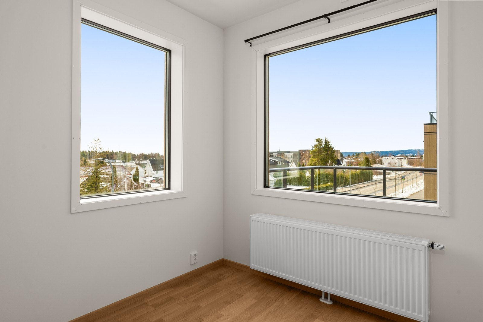 Leiligheten varmes effektivt opp med vannbåren varme fra radiatorer i oppholdsrom og på soverom. Galleribilde