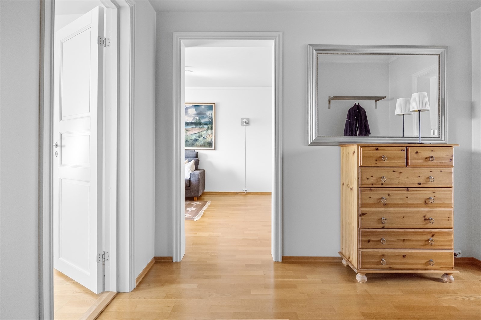 - Velkommen inn i en lys og innbydende entré - Galleribilde