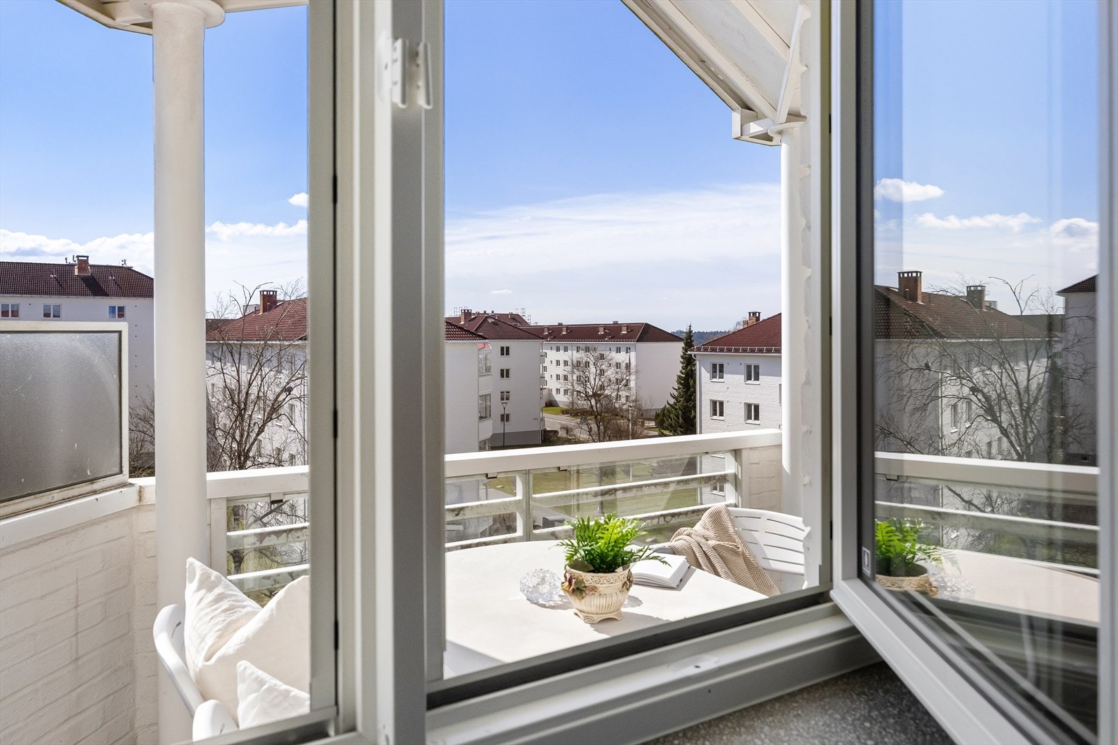 - Midtsommers kan du nyte solen fra ca. 08-18 på balkongen - Galleribilde