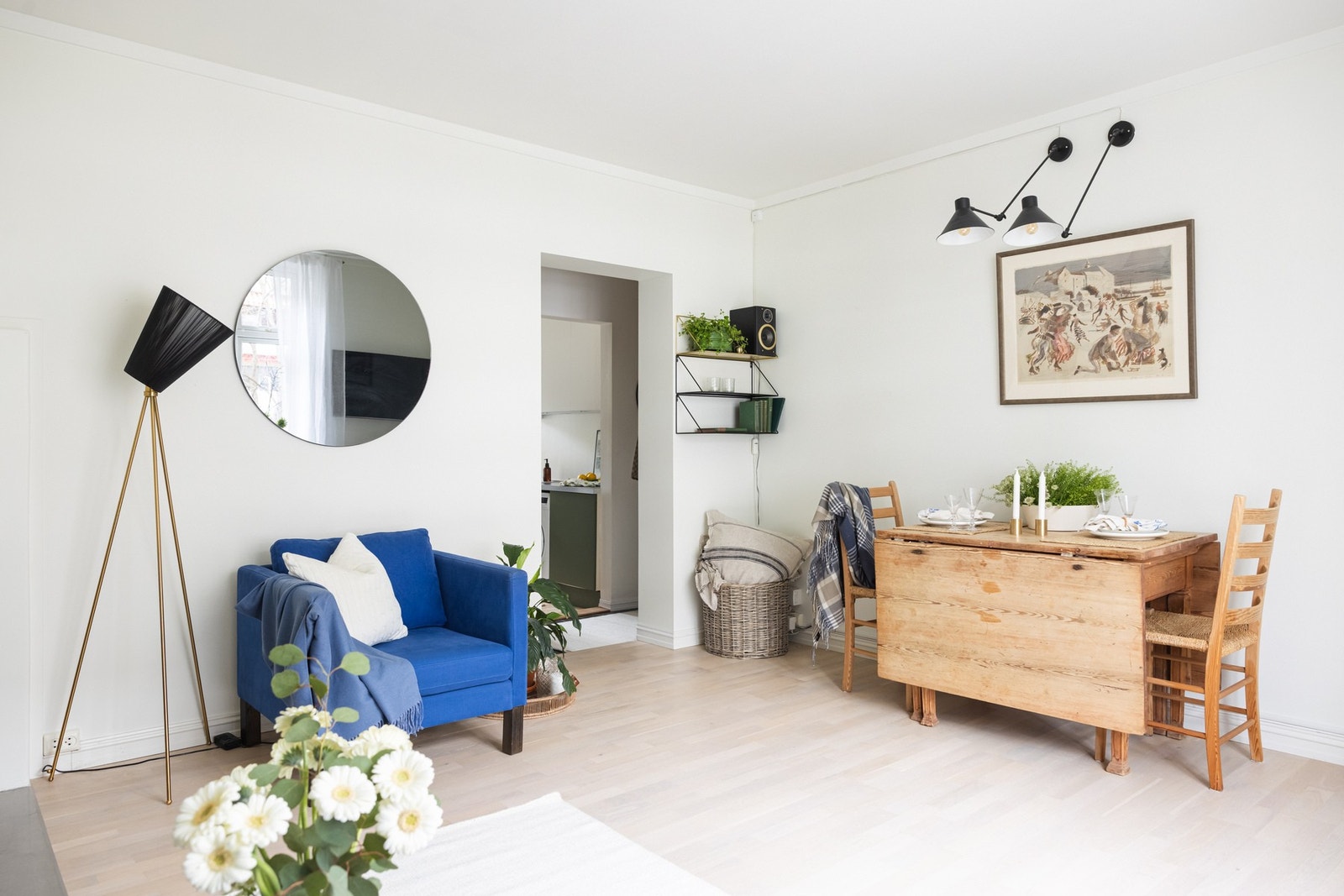Alle rommene i leiligheten er store og luftige. I stuen er det både plass til sofagruppe, samt spisebord. Galleribilde