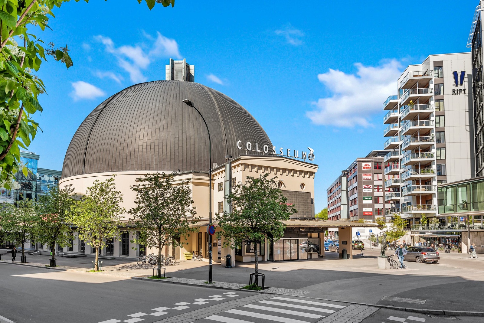 Det er nærhet til alle typer bymessige fasiliteter, samt flotte tur- og rekreasjonsområder. På Colosseum finner du alt fra Sats treningssenter, kaffebarer, restauranter og ikke minst Colosseum kino. Galleribilde