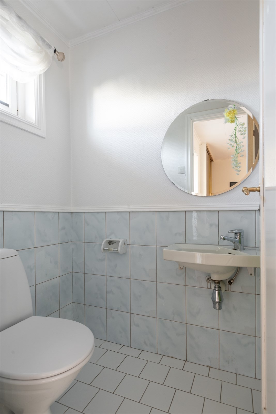 Boligen er innredet med to toalettrom som begge er delvis flislagt, utstyrt med varmekabler i gulv, toalett og servant. Galleribilde