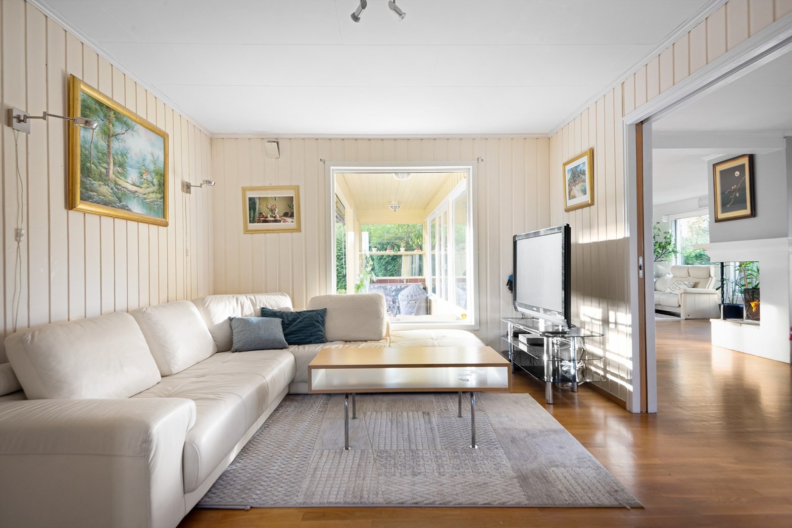 En separat TV-stue i tilknytning til hovedstuen gir ekstra fleksibilitet for familien. Galleribilde