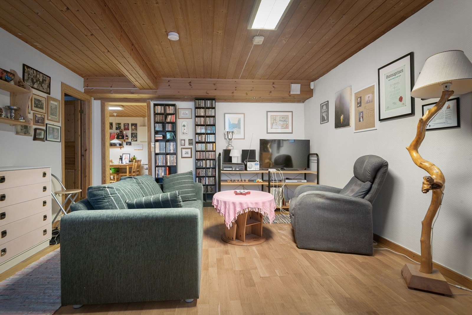 Stuen har god plass til sofagruppe og mediamøbler. Hybel 2 er ikke godkjent for varig opphold, se mer pkt. ferdigattest. Galleribilde