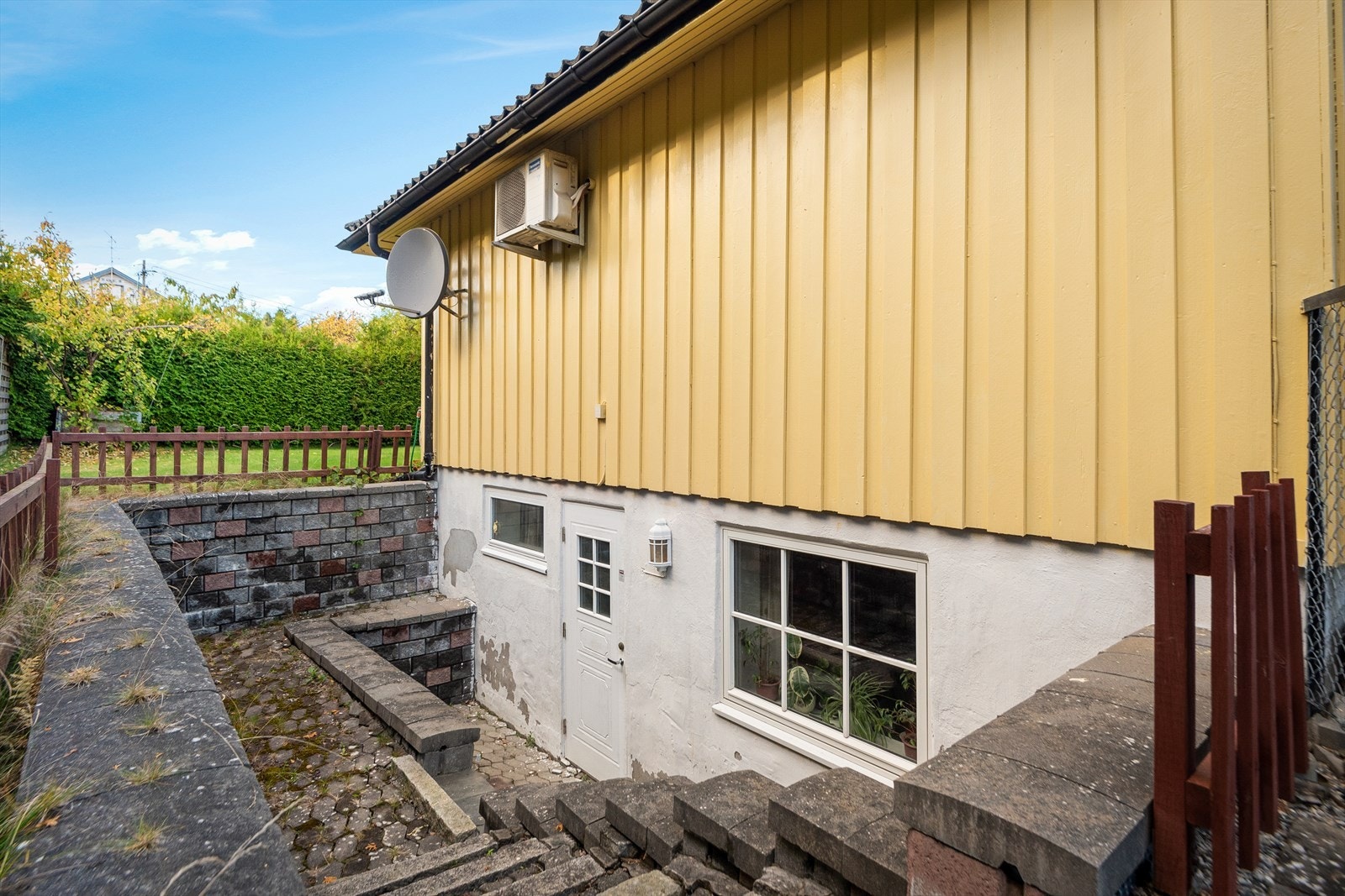 Underetasjen har egen, separat inngang fra utsiden. Galleribilde
